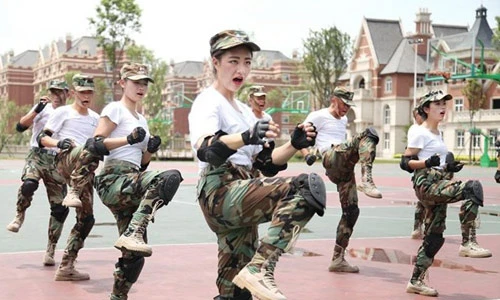 Xem các nữ tiếp viên xinh như mộng khổ luyện với kungfu