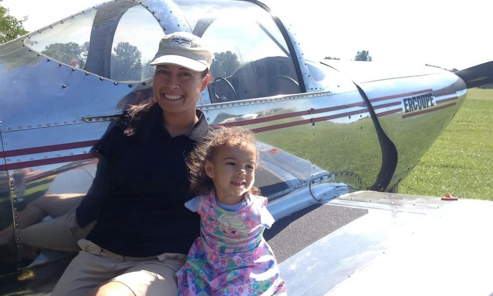 Ảnh nụ cười tỏa nắng của đôi bạn tật nguyền không tay