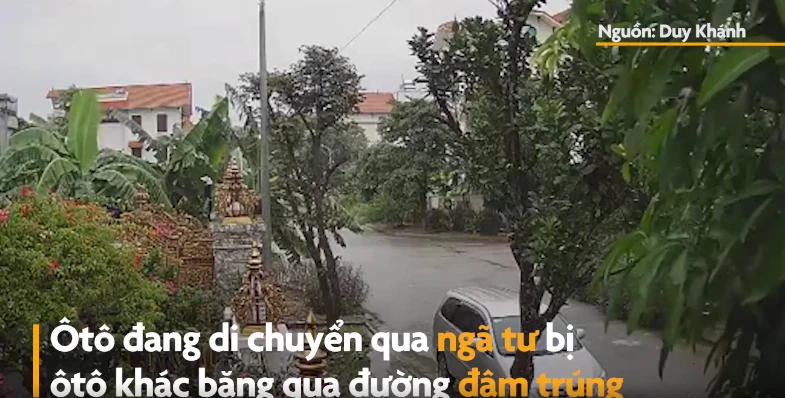 Video: Hai ôtô không ai nhường ai đâm nhau tại ngã tư