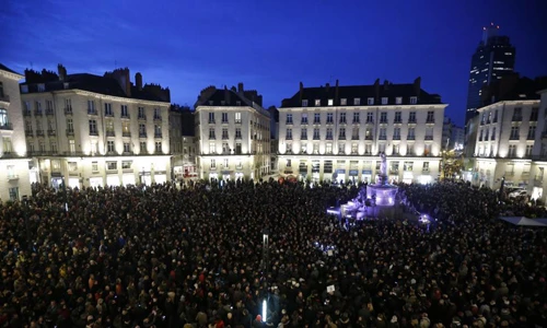 Xúc động cảnh cầu nguyện cho nạn nhân xả súng ở Pháp