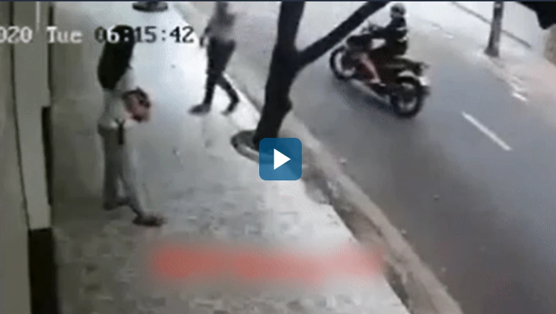 Cô gái bị giật túi xách khi đứng trên vỉa hè