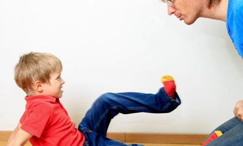 Mẹo cực hay giúp bố mẹ đối phó với trẻ cứng đầu