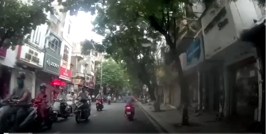 Video: Chặn đầu ô tô, người đàn ông dừng xe châm thuốc hút giữa đường