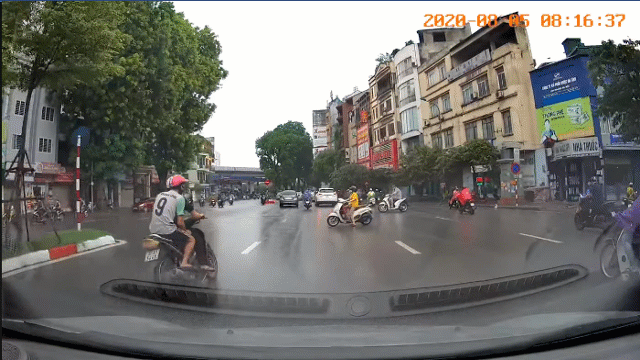 Clip: Phanh gấp, thanh niên “hạ gục” cô gái đang sang đường ngay trước đầu ô tô