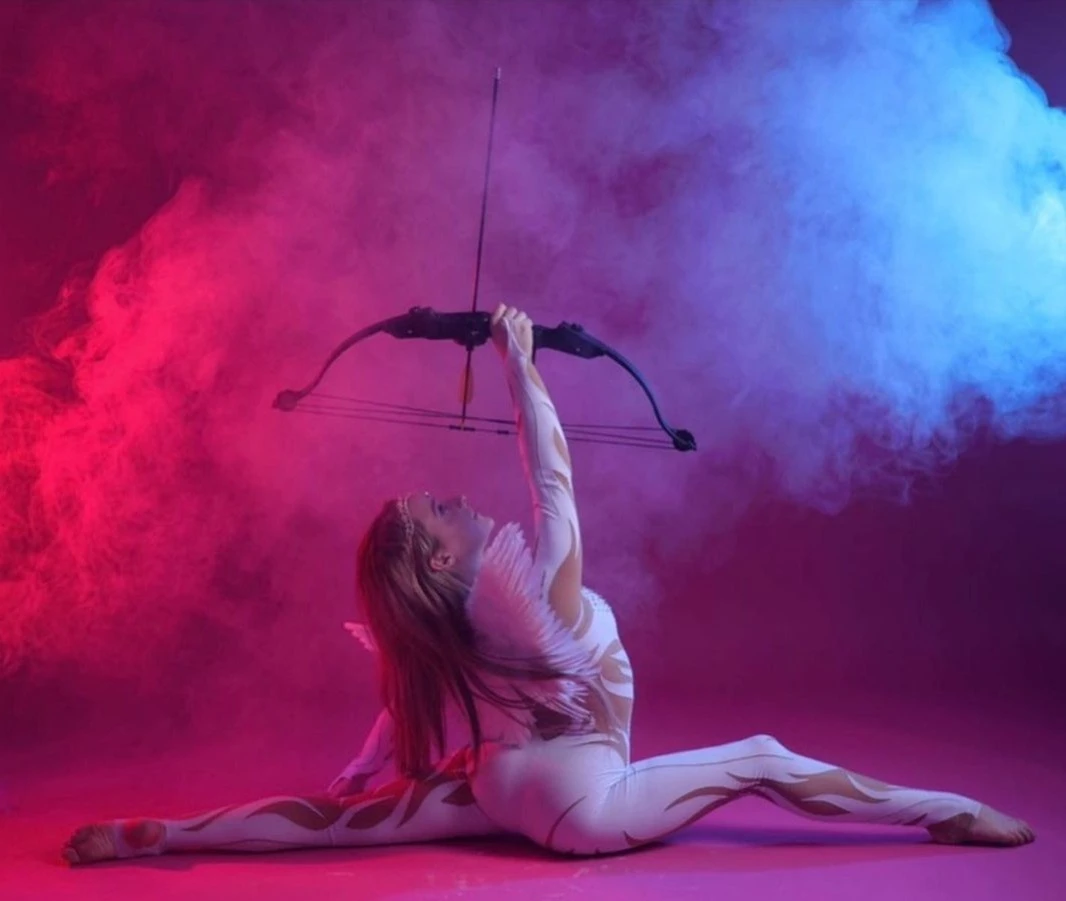 Người mẫu ảnh bắn cung bằng chân