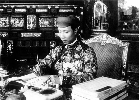 Công chức Huế mặc áo dài: Nhìn lại trang phục cung đình triều Nguyễn