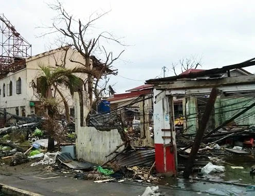 2 tuần sau thảm họa, “thành phố chết” Tacloban vẫn ngổn ngang
