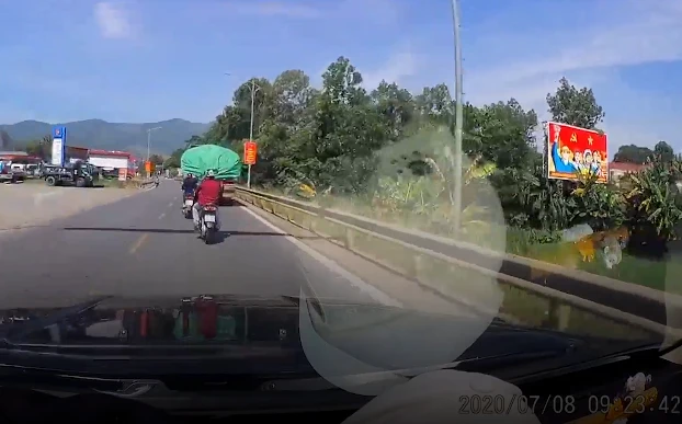 Video: Ôtô tải "phanh cháy đường" tránh xe máy chạy lấn làn