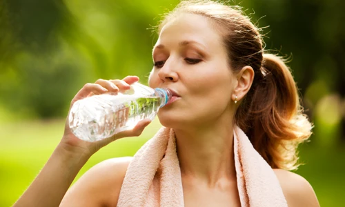 Những kiểu uống nước sai be bét rất nhiều người mắc