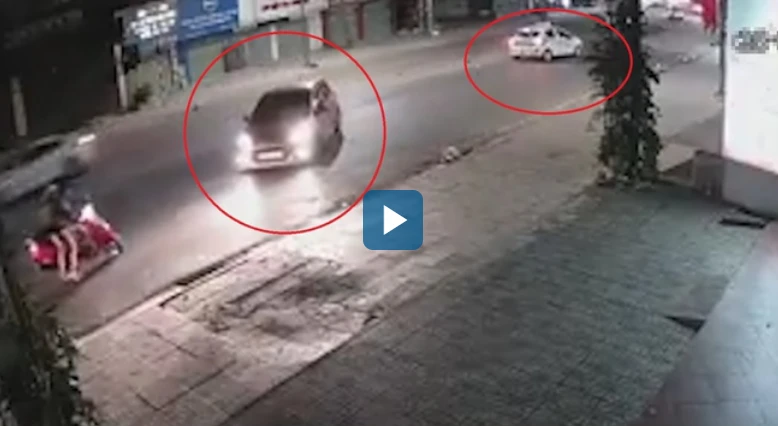 Video: Taxi lấn làn đâm vào ôtô chạy chiều ngược lại