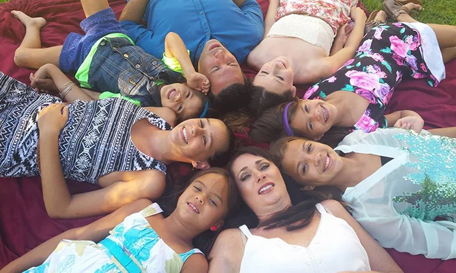 Nhận nuôi cả 4 đứa con bà mẹ chết vì ung thư não