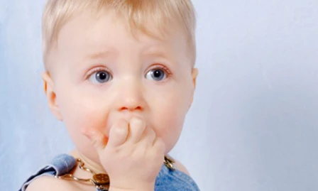 Cách giúp bé bỏ tật cắn móng tay rất hiệu quả