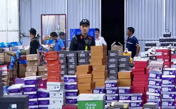 Choáng váng trước kho hàng lậu cực khủng chuyên "live stream" bán hàng