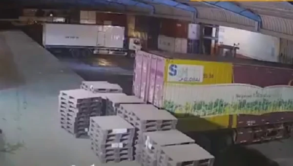 Video: Xe tải "vận đen", bị thùng container rơi từ trên cao trúng