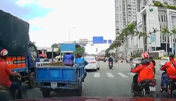 Video: Tên cướp giật điện thoại giữa ngã tư ở TP.HCM