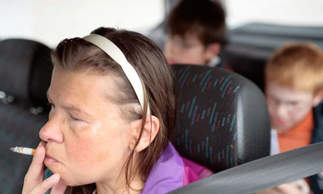 Tai họa kinh hoàng bé phải chịu khi hít khói thuốc lá