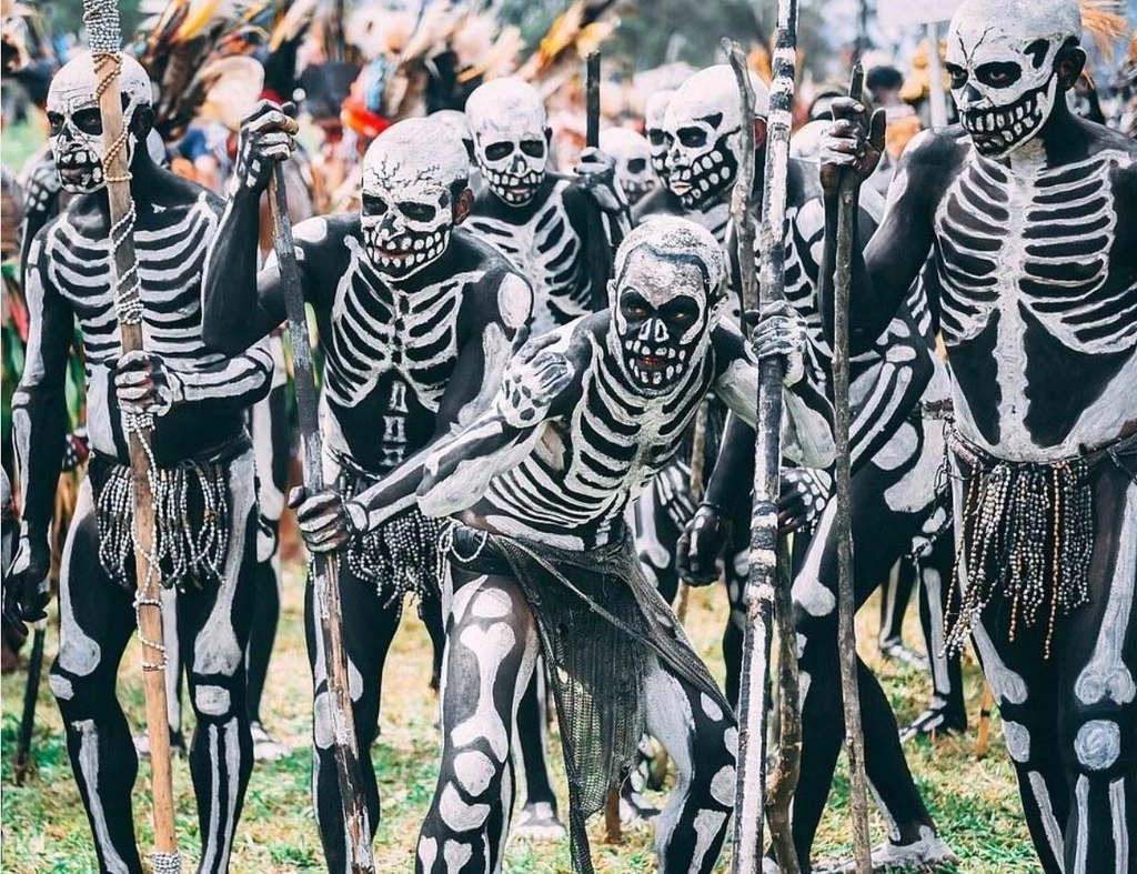 Rùng mình bước vào bộ tộc kỳ lạ với những “bộ xương” di động