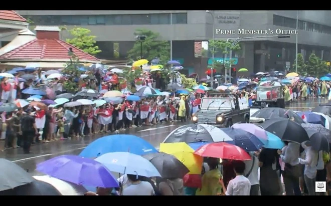 Biển người Singapore đội mưa nghẹn ngào tiễn đưa ông Lý Quang Diệu