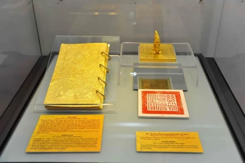 Ai được ban sách làm bằng vàng trong lịch sử? 