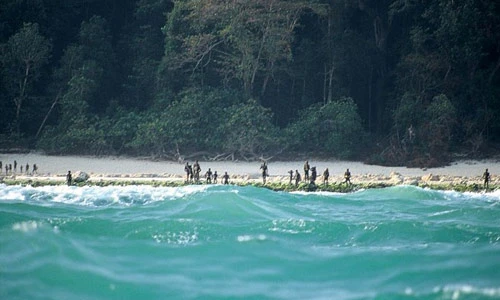 Bộ lạc bí ẩn tự cô lập bằng cách giết người lạ