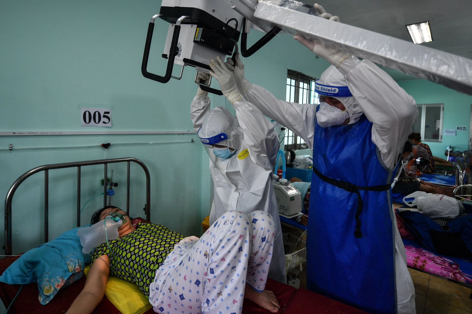 Xúc động hình ảnh bên trong bệnh viện dã chiến giúp nhiều F0 thoát nguy kịch 