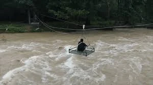 Video: Nhà sư Thái sử dụng zipline gửi thức ăn cho người dân bị lũ