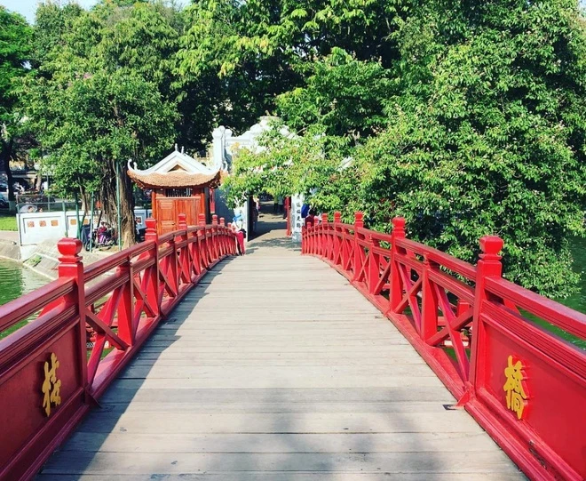 Lý do cầu Thê Húc được sơn màu đỏ, hướng về phía Đông 