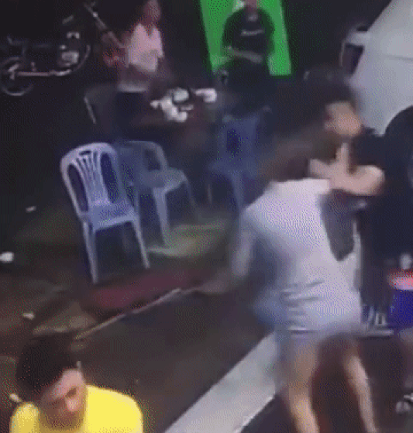 Video: Người phụ nữ tay không đánh nhau với 2 gã côn đồ - Hình 2 Video: Nguoi phu nu tay khong danh nhau voi 2 ga con do-Hinh-2