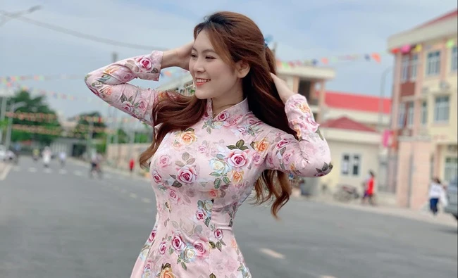 Ở nhà chống dịch COVID-19, “cô giáo tiểu học” đăng bộ ảnh hút hồn