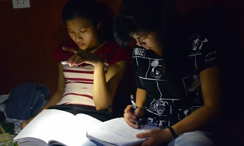 Nắng nóng, mất điện, thí sinh ôn thi bằng đèn điện thoại