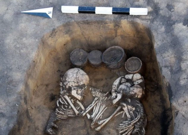 Nghĩa địa cổ bí ẩn với những cặp hài cốt tay trong tay