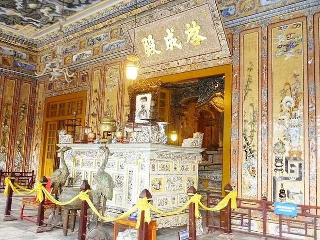 Ai dùng chân vẽ bức họa nổi tiếng ở lăng Khải Định?