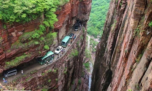 Sởn gai ốc với đường hầm xuyên núi, cạnh vực