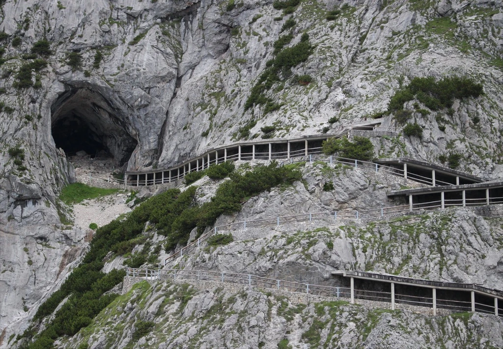 Bí ẩn hang động băng giá lớn nhất thế giới