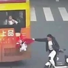 Người đàn ông nhanh trí cứu bé gái suýt rơi khỏi cửa sổ xe bus