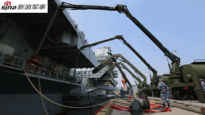 Do có số lượng thủy thủ đoàn quá lớn, tàu sân bay Liêu Ninh chỉ có thể hoạt động được trên biển tối đa 45 ngày liên tục trước khi nó phải vào bờ để nhận nhiên liệu tiếp tế. Chưa kể tới việc, do sử dụng động cơ tua-bin nên tàu sân bay này của Trung Quốc cũng có tầm hoạt động giới hạn chỉ 7100 km trước khi phải về bờ để tiếp dầu. Trong ảnh là quá trình tiếp dầu của tàu sân bay Liêu Ninh. Nguồn ảnh: Sina.