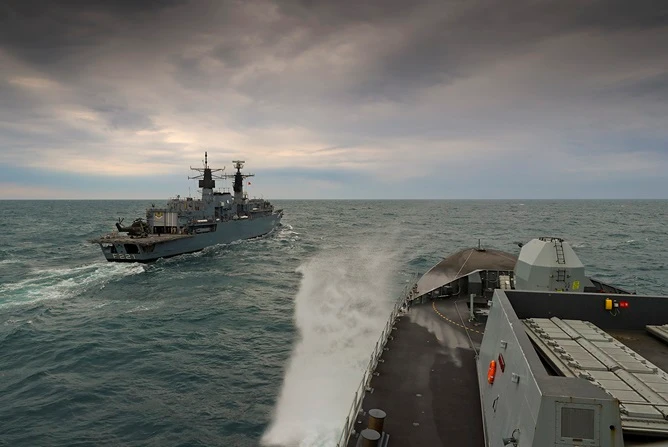 Bị 17 máy bay Nga dọa, gần 200 thủy thủ tàu chiến Anh sợ “vỡ mật“