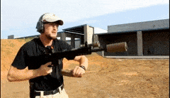 Không phải bất cứ người lính nào cũng đủ bình tĩnh để có thể thay đạn một cách hoàn hảo trên chiến trường. Để tránh rơi vào tình trạng "lóng ngóng" khi không thể cho được hộp tiếp đạn vào khe như thế này, các bài tập thay đạn chiến thuật đã được quân đội nhiều nước trên thế giới đưa vào giáo trình của mình. Nguồn ảnh: Gify.