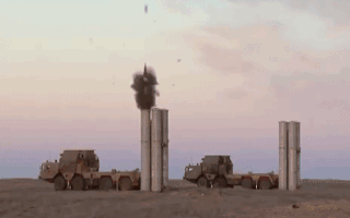 Trong biên chế quân đội chính phủ Syria (SAA) hiện có 2 tổ hợp tên lửa phòng không tầm xa S-300PM đã được Nga nâng cấp lên chuẩn S-300PMU-2 Favorit bằng các khí tài nội địa.