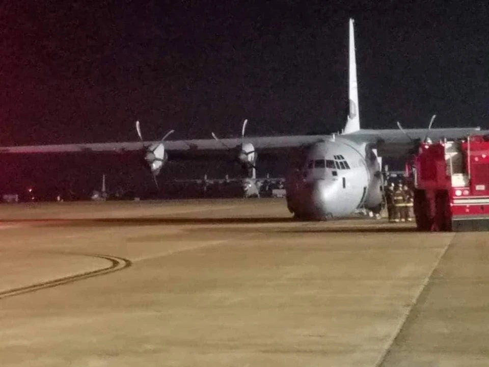 “Lực sĩ bay” C-130J của Mỹ gãy càng trước, mài mặt xuống đường băng 