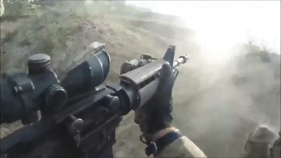 Ơn giời là quân đội Mỹ đã và đang có kế hoạch thay đổi khẩu súng tiêu chuẩn cho mọi lực lượng bộ binh của nước này. Cũng may mắn là lần này, rất có thể một khẩu súng của H&amp;K do Đức sản xuất sẽ được sử dụng trong biên chế quân đội Mỹ thay cho những khẩu súng Mỹ vừa đắt, vừa thiếu hiệu quả này. Nguồn ảnh: Gify.