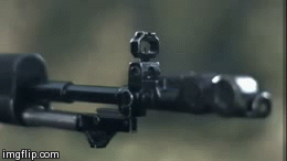 Đặc điểm có một không hai của khẩu súng này đó là khả năng "bắn hai viên đạn vào cùng một lỗ" với độ chính xác không thể tuyệt vời hơn. Điều này là cực kỳ đơn giản với súng trường tấn công AN-94 do nó có cơ chế bắn rất dị, cụ thể, khi xạ thủ bóp cò, một viên đạn sẽ được bắn ra và nòng súng thụt lùi về phía sau, khi nòng súng thụt lùi hết cỡ, viên đạn thứ hai sẽ được bắn ra. Nguồn ảnh: Reddit.