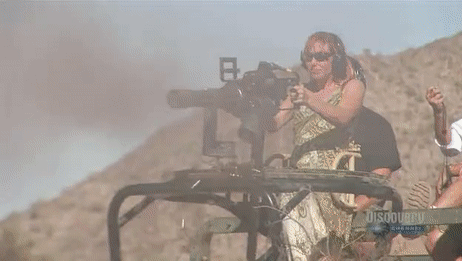 Loại vũ khí này chỉ thích hợp gắn trên các phương tiện cơ giới với hệ thống cung cấp điện ổn định. Trong trường hợp mất năng lượng, hầu hết các dòng súng Chain gun đều vô dụng ngay lập tức bởi chúng hoạt động nhờ vào nguồn năng lượng đó. Nguồn ảnh: Discovery.