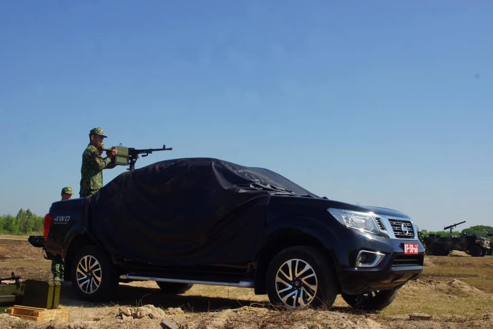 Quân đội Việt Nam gắn hỏa lực mạnh lên... xe bán tải Nissan