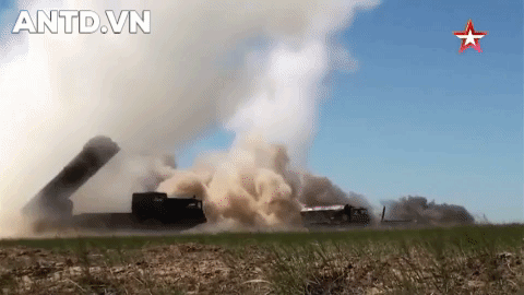 Sau đó, Chính phủ Nga đã "bật đèn xanh" để ông bí mật ký kết một số hợp đồng mua sắm đạn dược với doanh nghiệp Nga.