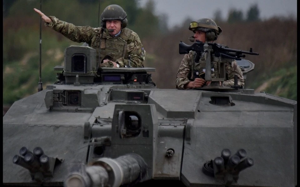 Ngỡ ngàng tân Thủ tướng Anh ngồi siêu xe tăng ở Estonia