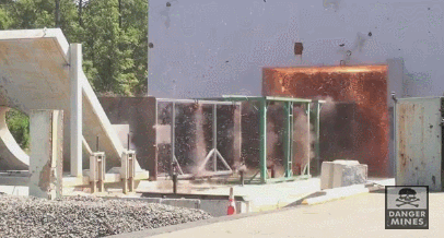 Pháo điện từ của Mỹ thử nghiệm bắn với súng công phá cực mạnh. Nguồn ảnh: Dangermines.