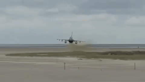 Điều này đồng nghĩa với việc F-16 có thể di chuyển với tốc độ siêu âm ở độ cao ngoài tầm phát hiện của radar cảnh giới đối phương, khiến nó tung ra được những đòn tấn công bất ngờ và hiểm hóc nhất. Nguồn ảnh: Pinterest.