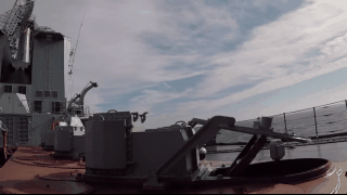 Tổ hợp tên lửa phòn không Su-300PMU được trang bị trên tuần dương hạm Varyag mở nắp chuẩn bị khai hoả. Nguồn ảnh: BQPN.