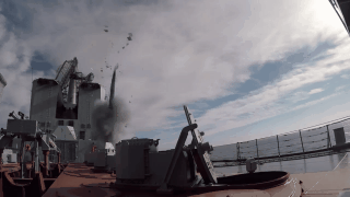 Trong khi các tổ hợp tên lửa S-400 vẫn chưa được đưa xuống tàu chiến thì S-300PMU vẫn là tổ hợp tên lửa phòng không "xịn" nhất mà một chiến hạm Nga có thể được trang bị. Nguồn ảnh: BQPN.